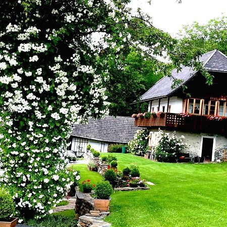 Cottage Am Waldrand Gelegen Feldkirchen In Kaernten Bagian luar foto